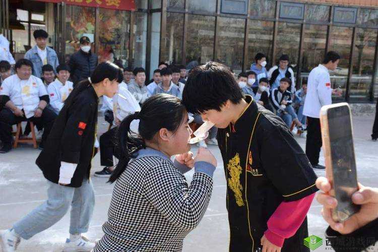 班主任和学生打扑克:一场别开生面的课余互动交流
